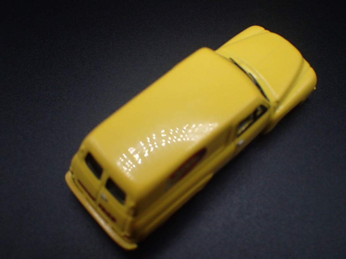 1955 55 FORD PANEL DELIVERY YELLOW 1:64 SCALE DIORAMA DIECAST MODEL CAR