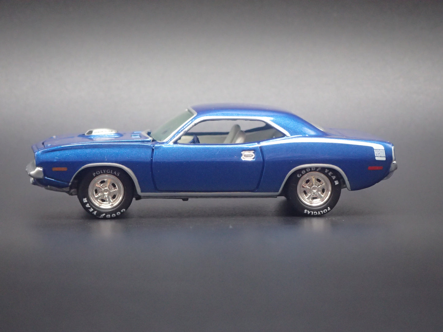 1970 PLYMOUTH HEMI CUDA BLUE 1:64 SCALE COLLECTIBLE DIORAMA DIECAST MODEL CAR