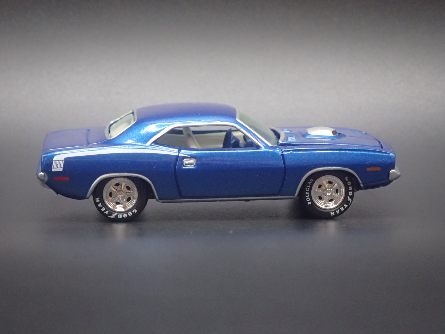 1970 PLYMOUTH HEMI CUDA BLUE 1:64 SCALE COLLECTIBLE DIORAMA DIECAST MODEL CAR