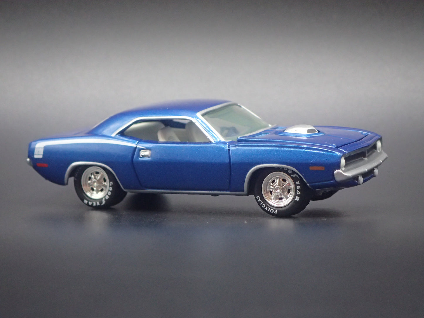1970 PLYMOUTH HEMI CUDA BLUE 1:64 SCALE COLLECTIBLE DIORAMA DIECAST MODEL CAR