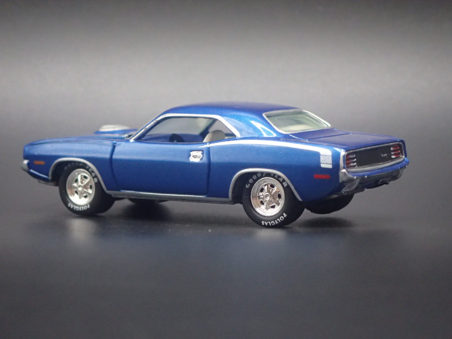 1970 PLYMOUTH HEMI CUDA BLUE 1:64 SCALE COLLECTIBLE DIORAMA DIECAST MODEL CAR