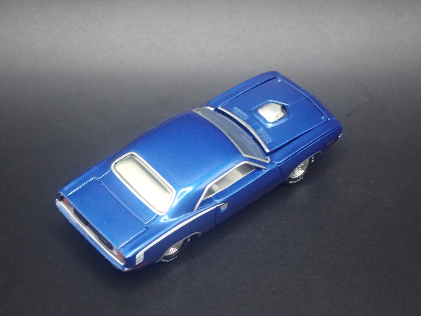 1970 PLYMOUTH HEMI CUDA BLUE 1:64 SCALE COLLECTIBLE DIORAMA DIECAST MODEL CAR