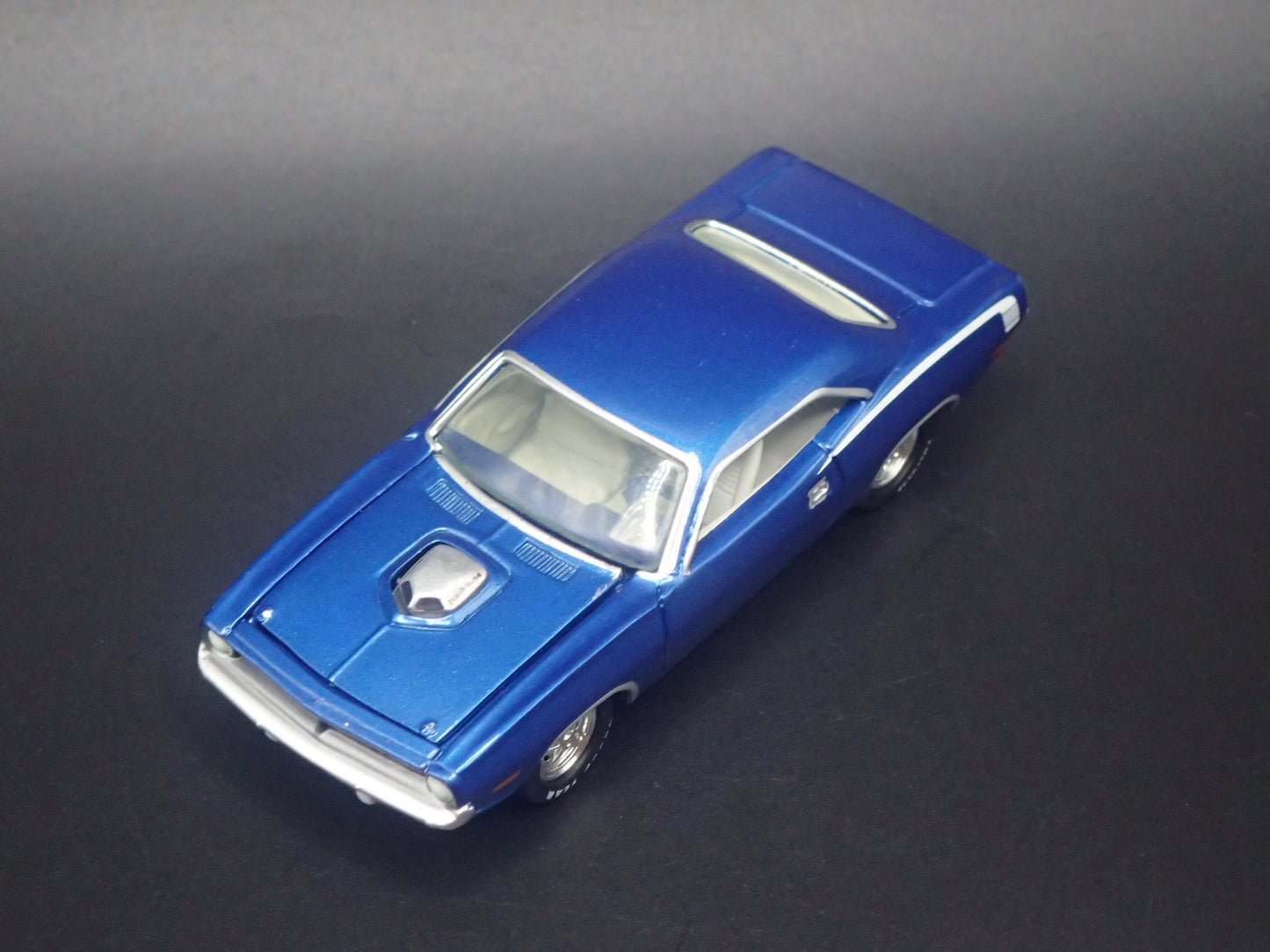 1970 PLYMOUTH HEMI CUDA BLUE 1:64 SCALE COLLECTIBLE DIORAMA DIECAST MODEL CAR