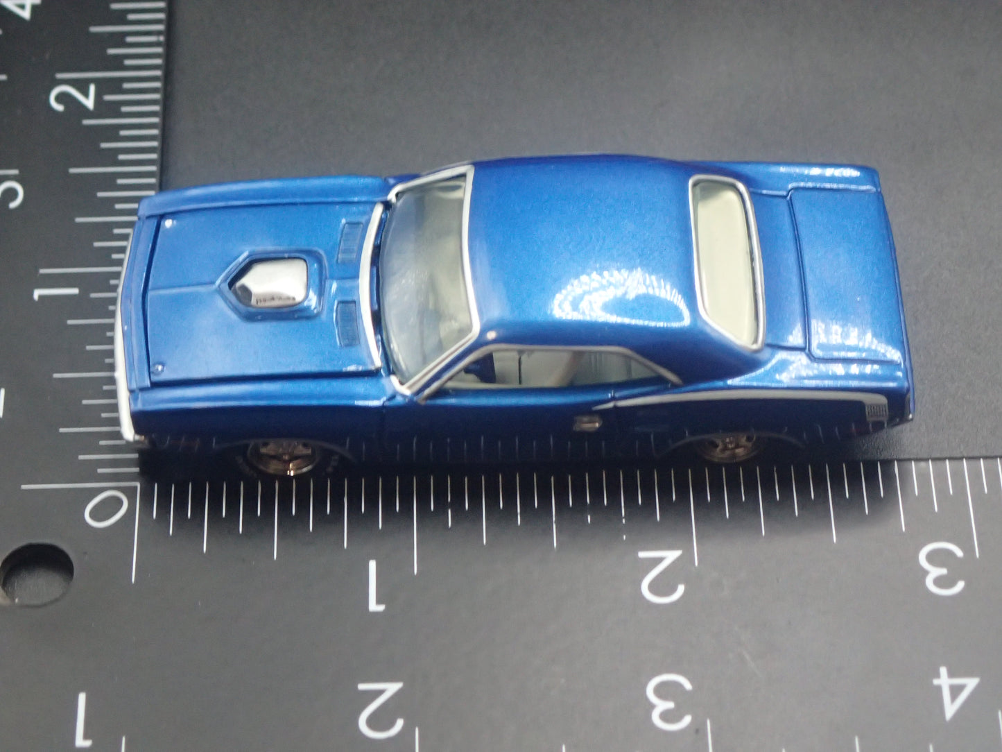 1970 PLYMOUTH HEMI CUDA BLUE 1:64 SCALE COLLECTIBLE DIORAMA DIECAST MODEL CAR