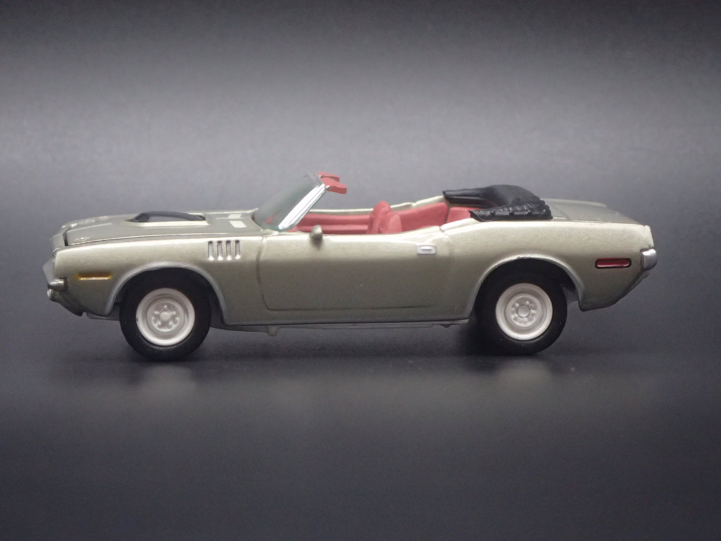 1971 71 PLYMOUTH CUDA CONVERTIBLE WHITE LIGHTNING 1/64 SCALE DIECAST MODEL CAR