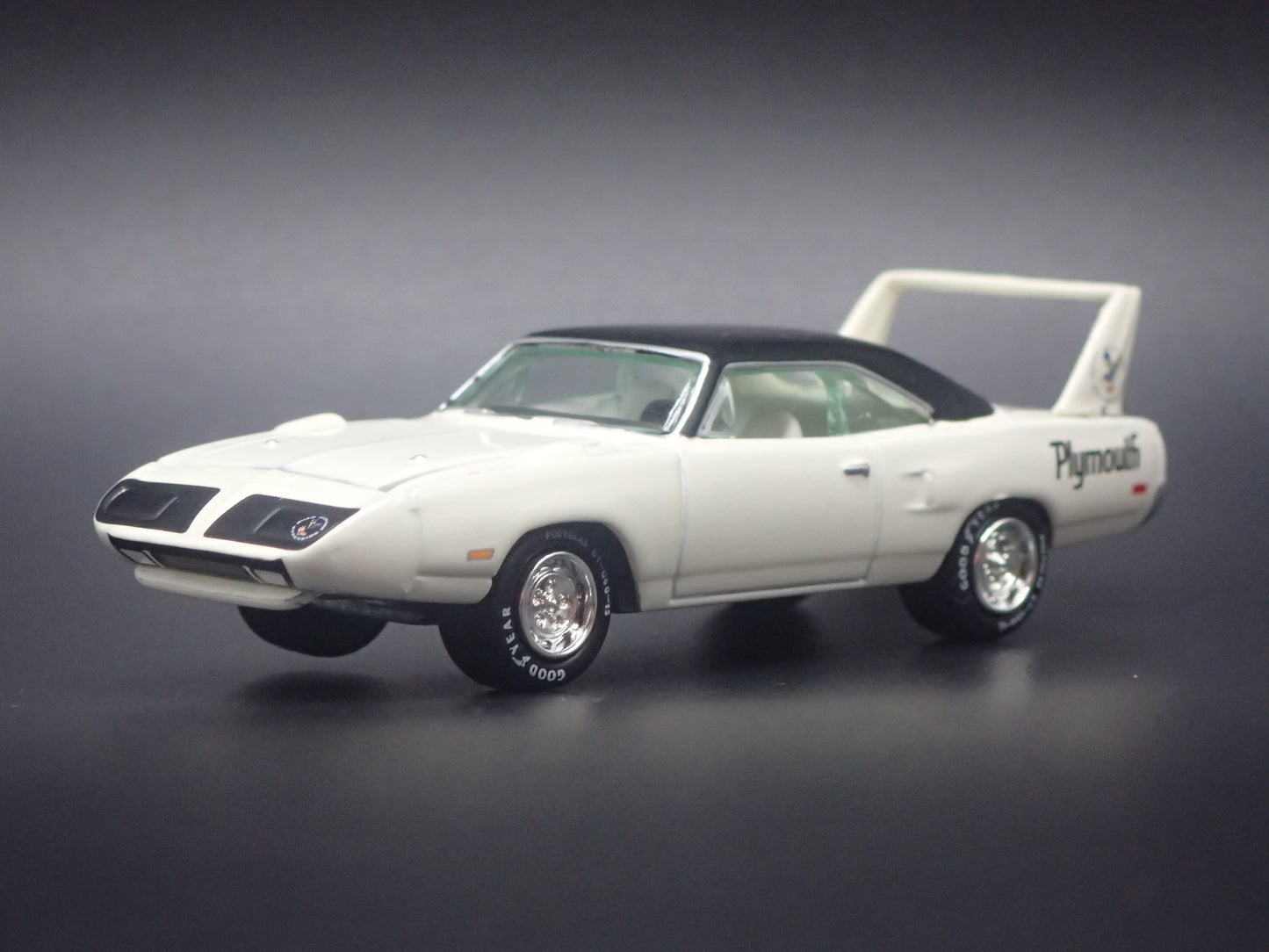 1970 70 PLYMOUTH SUPERBIRD WHITE 1:64 SCALE COLLECTIBLE DIORAMA DIECAST MODEL CAR