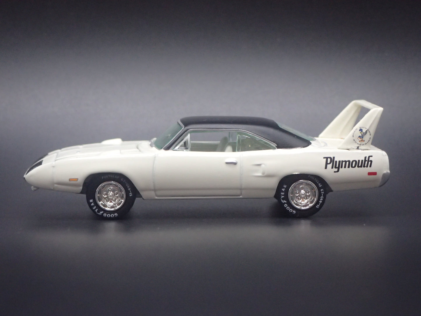 1970 70 PLYMOUTH SUPERBIRD WHITE 1:64 SCALE COLLECTIBLE DIORAMA DIECAST MODEL CAR