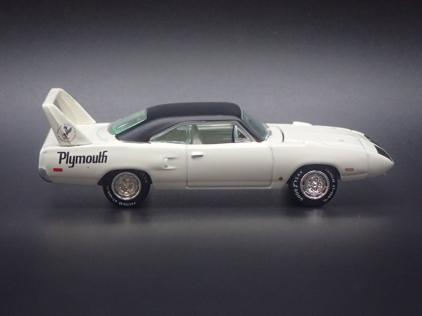 1970 70 PLYMOUTH SUPERBIRD WHITE 1:64 SCALE COLLECTIBLE DIORAMA DIECAST MODEL CAR