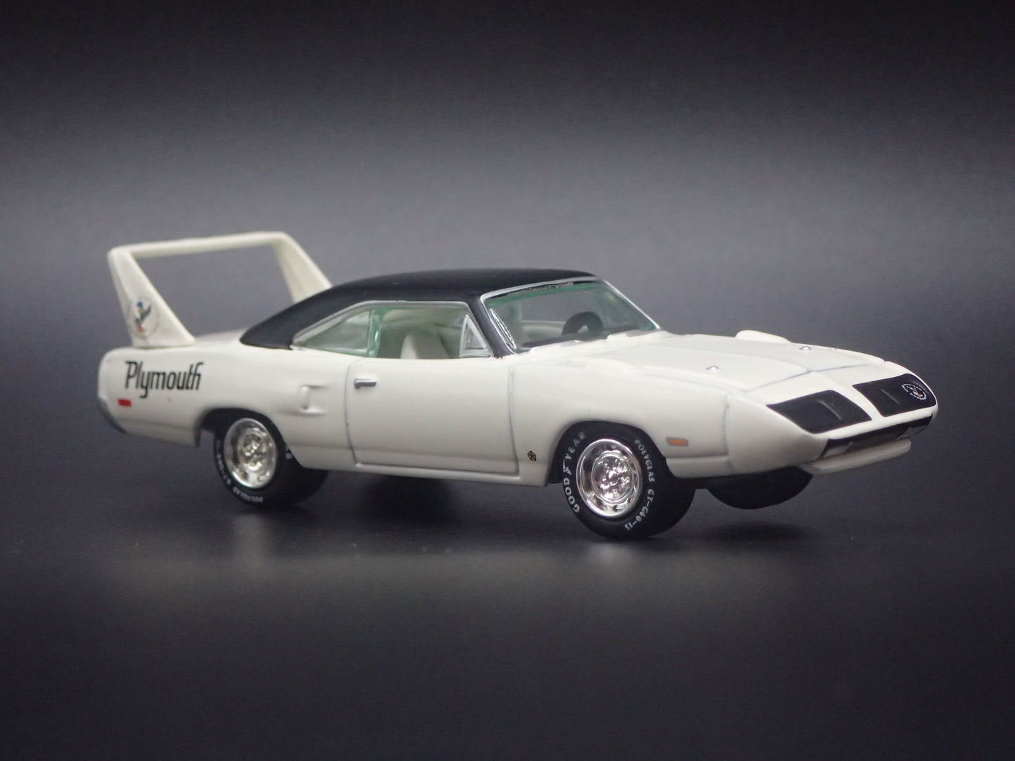 1970 70 PLYMOUTH SUPERBIRD WHITE 1:64 SCALE COLLECTIBLE DIORAMA DIECAST MODEL CAR