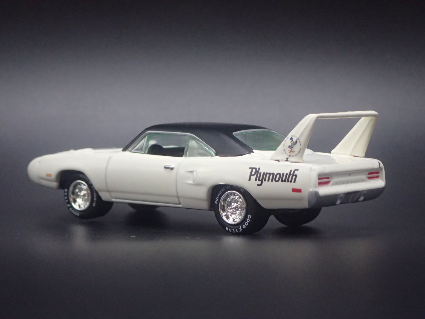 1970 70 PLYMOUTH SUPERBIRD WHITE 1:64 SCALE COLLECTIBLE DIORAMA DIECAST MODEL CAR