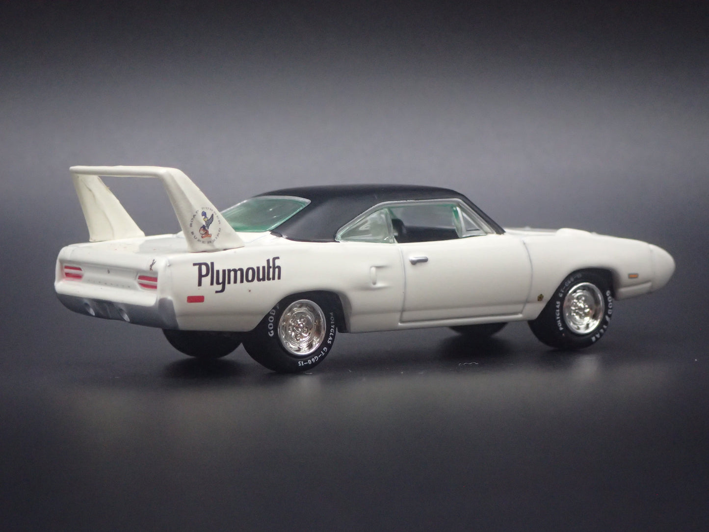 1970 70 PLYMOUTH SUPERBIRD WHITE 1:64 SCALE COLLECTIBLE DIORAMA DIECAST MODEL CAR