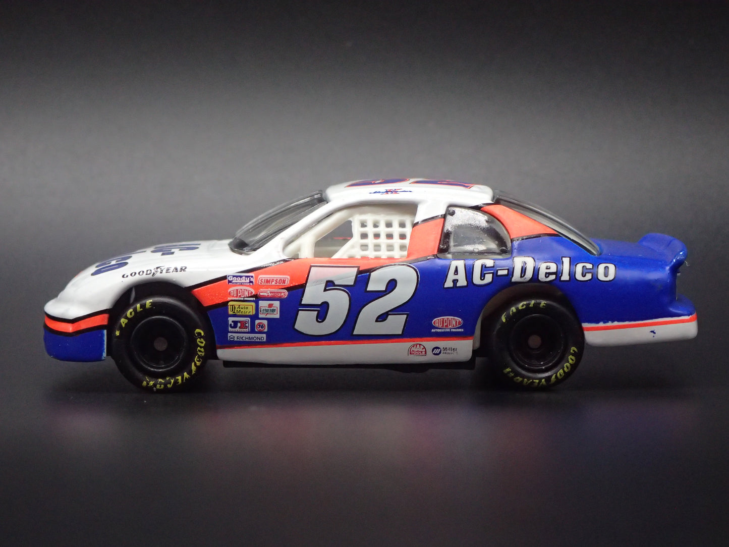 1995 CHEVY CHEVROLET MONTE CARLO 52 KEN SCHRADER NASCAR 1:64 DIECAST MODEL CAR
