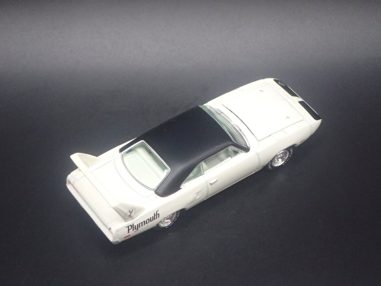 1970 70 PLYMOUTH SUPERBIRD WHITE 1:64 SCALE COLLECTIBLE DIORAMA DIECAST MODEL CAR