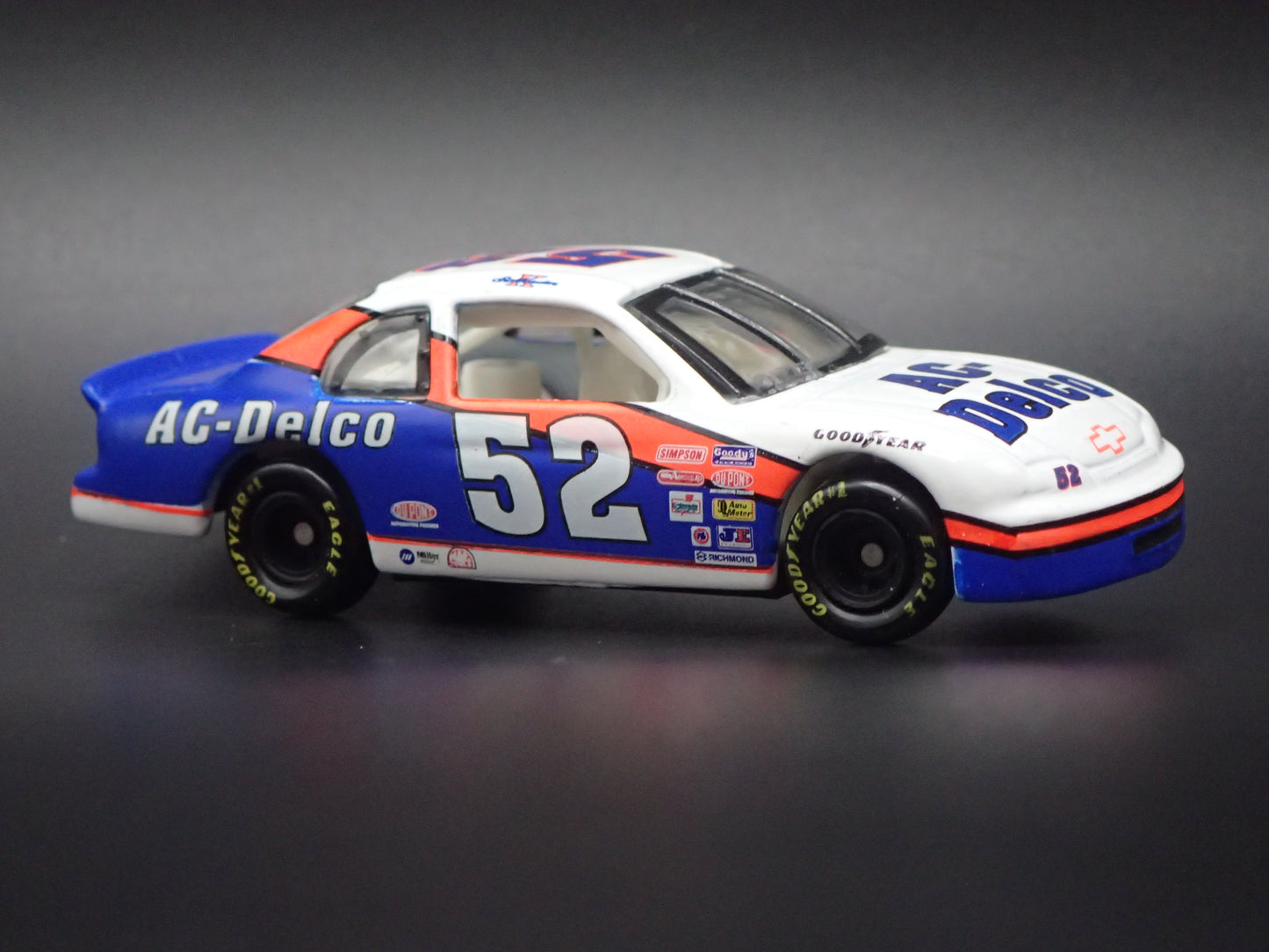 1995 CHEVY CHEVROLET MONTE CARLO 52 KEN SCHRADER NASCAR 1:64 DIECAST MODEL CAR