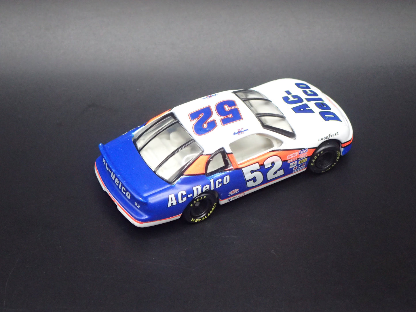 1995 CHEVY CHEVROLET MONTE CARLO 52 KEN SCHRADER NASCAR 1:64 DIECAST MODEL CAR