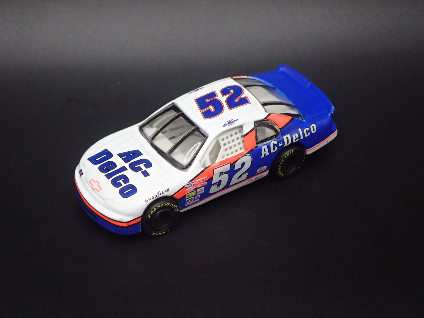 1995 CHEVY CHEVROLET MONTE CARLO 52 KEN SCHRADER NASCAR 1:64 DIECAST MODEL CAR