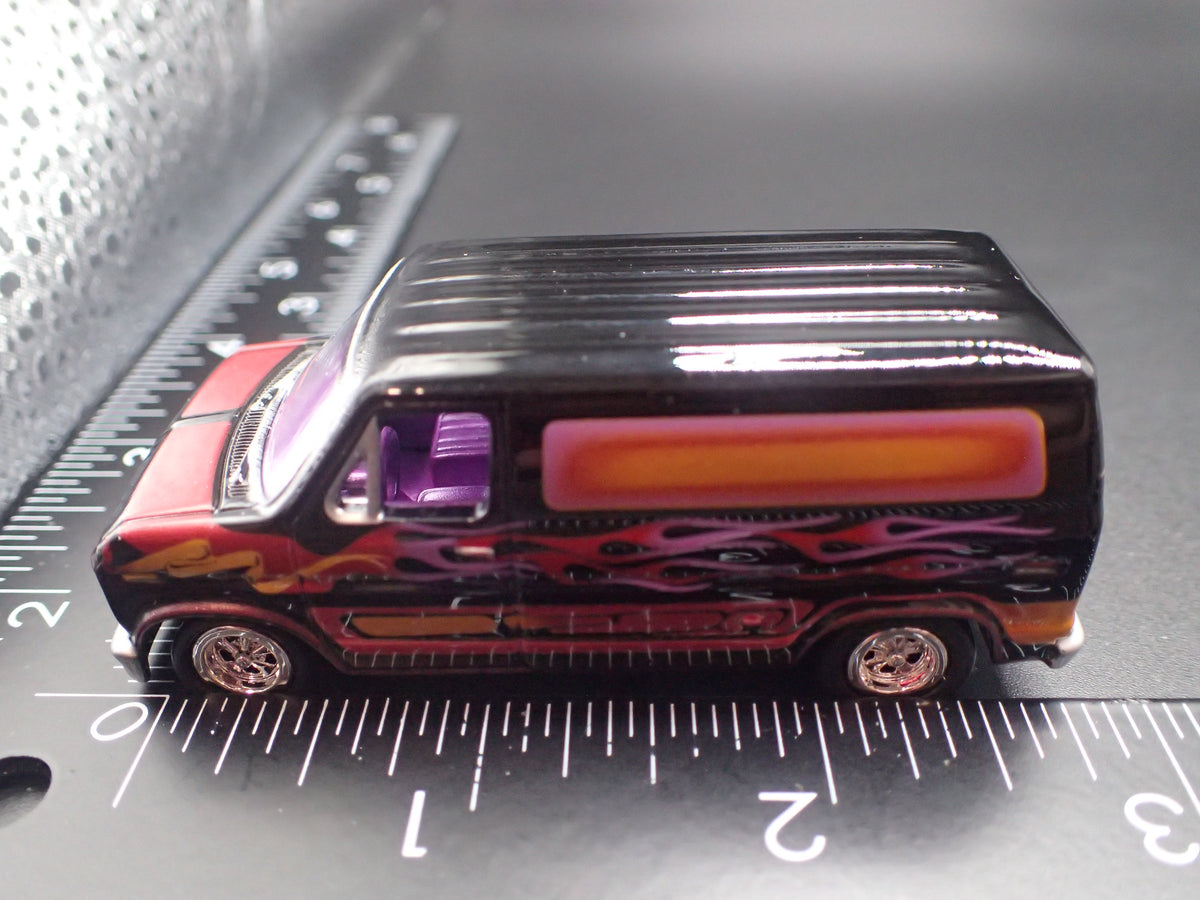 1975-1991 FORD ECONOLINE 150 VAN CLUB WAGON 1:64 SCALE DIORAMA DIECAST MODEL CAR