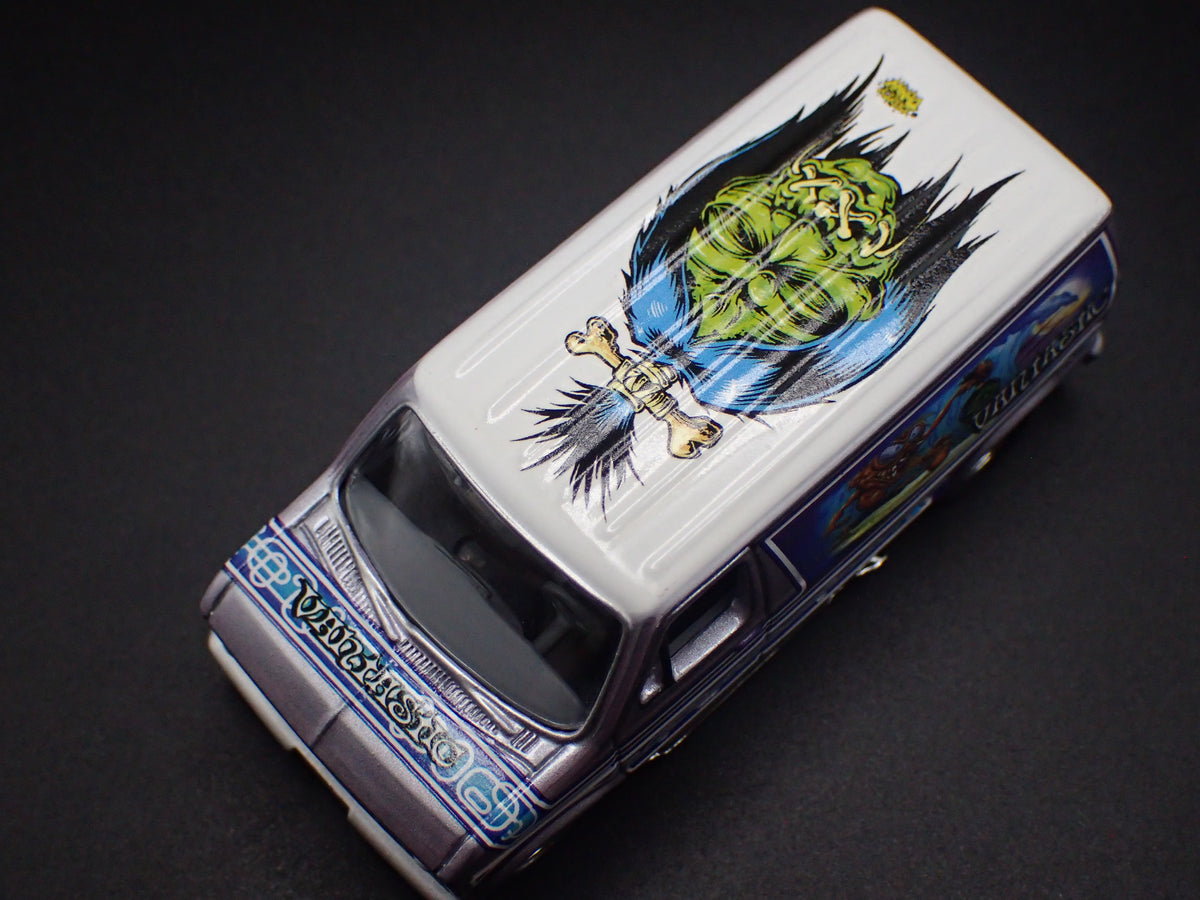 1975-1991 FORD ECONOLINE 150 VAN CLUB WAGON 1:64 SCALE DIORAMA DIECAST MODEL CAR