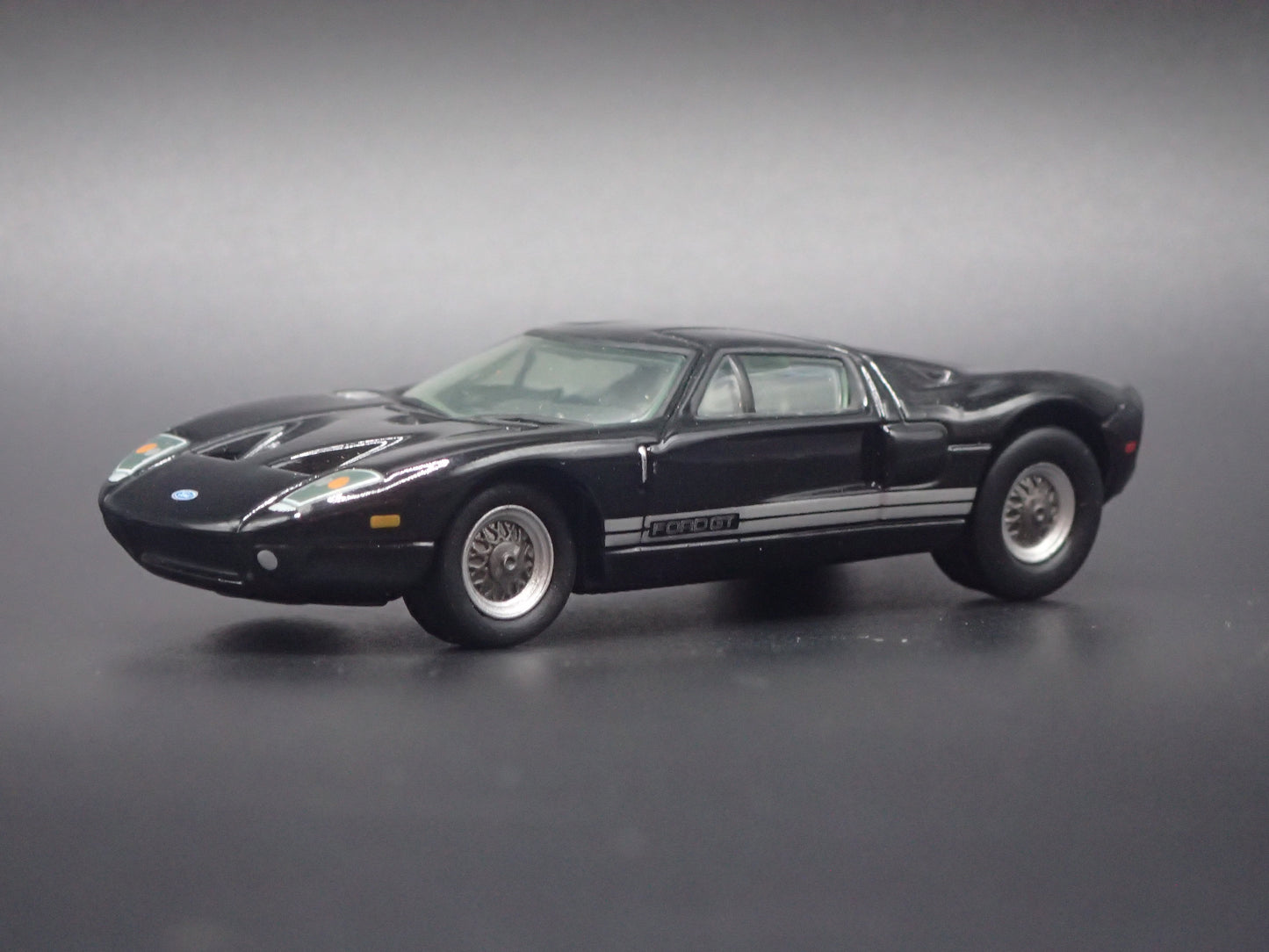 2005 2006 FORD GT BLACK 1:64 SCALE COLLECTIBLE DIORAMA DIECAST MODEL CAR