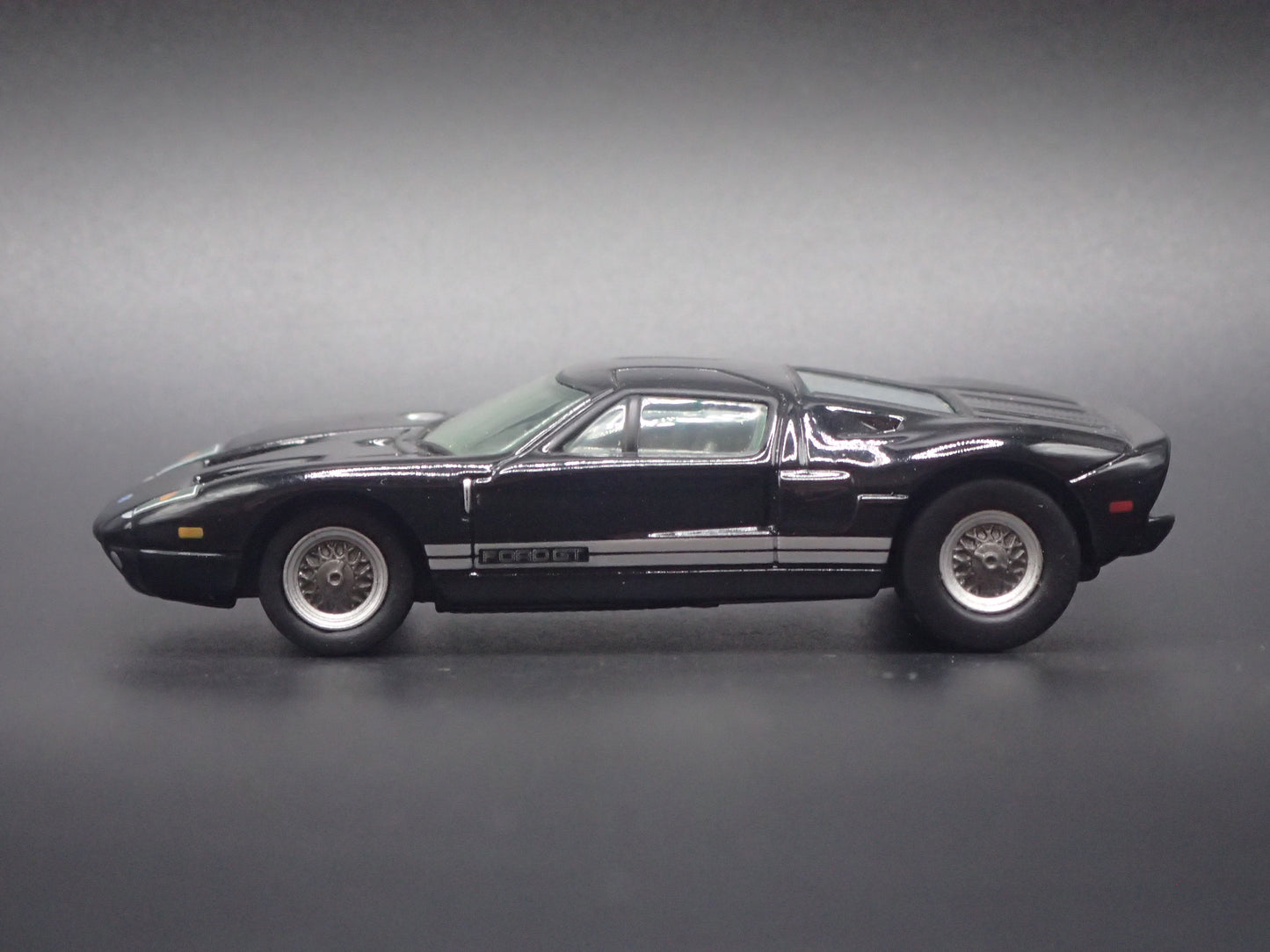 2005 2006 FORD GT BLACK 1:64 SCALE COLLECTIBLE DIORAMA DIECAST MODEL CAR