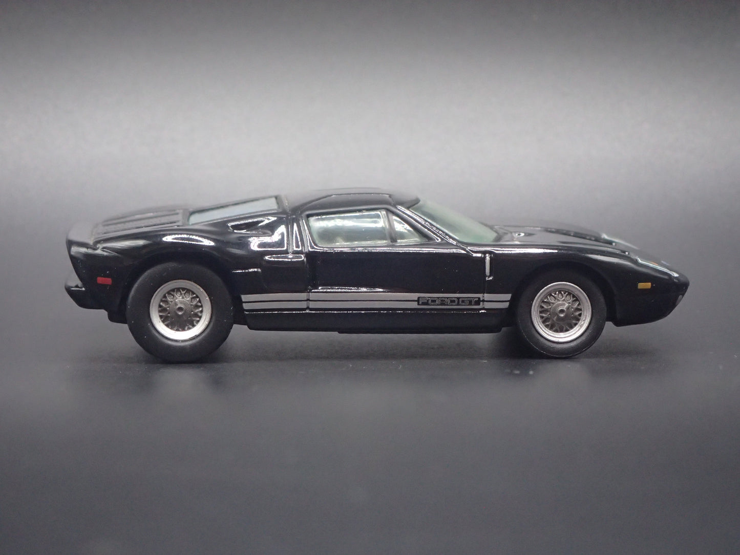 2005 2006 FORD GT BLACK 1:64 SCALE COLLECTIBLE DIORAMA DIECAST MODEL CAR