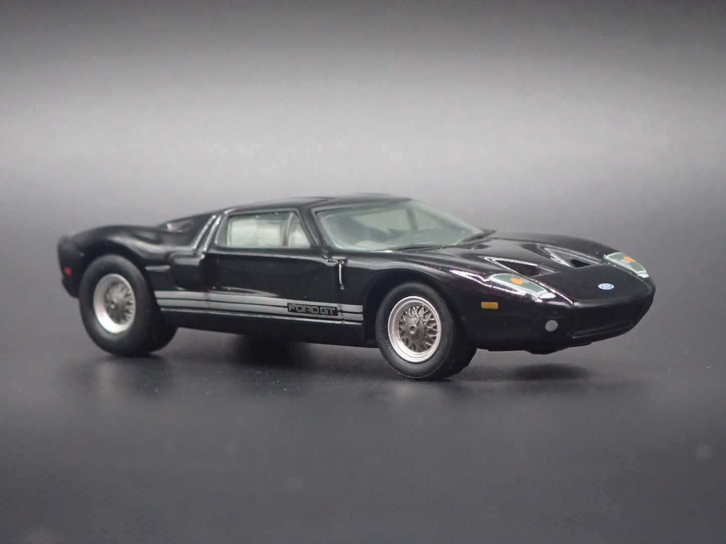 2005 2006 FORD GT BLACK 1:64 SCALE COLLECTIBLE DIORAMA DIECAST MODEL CAR