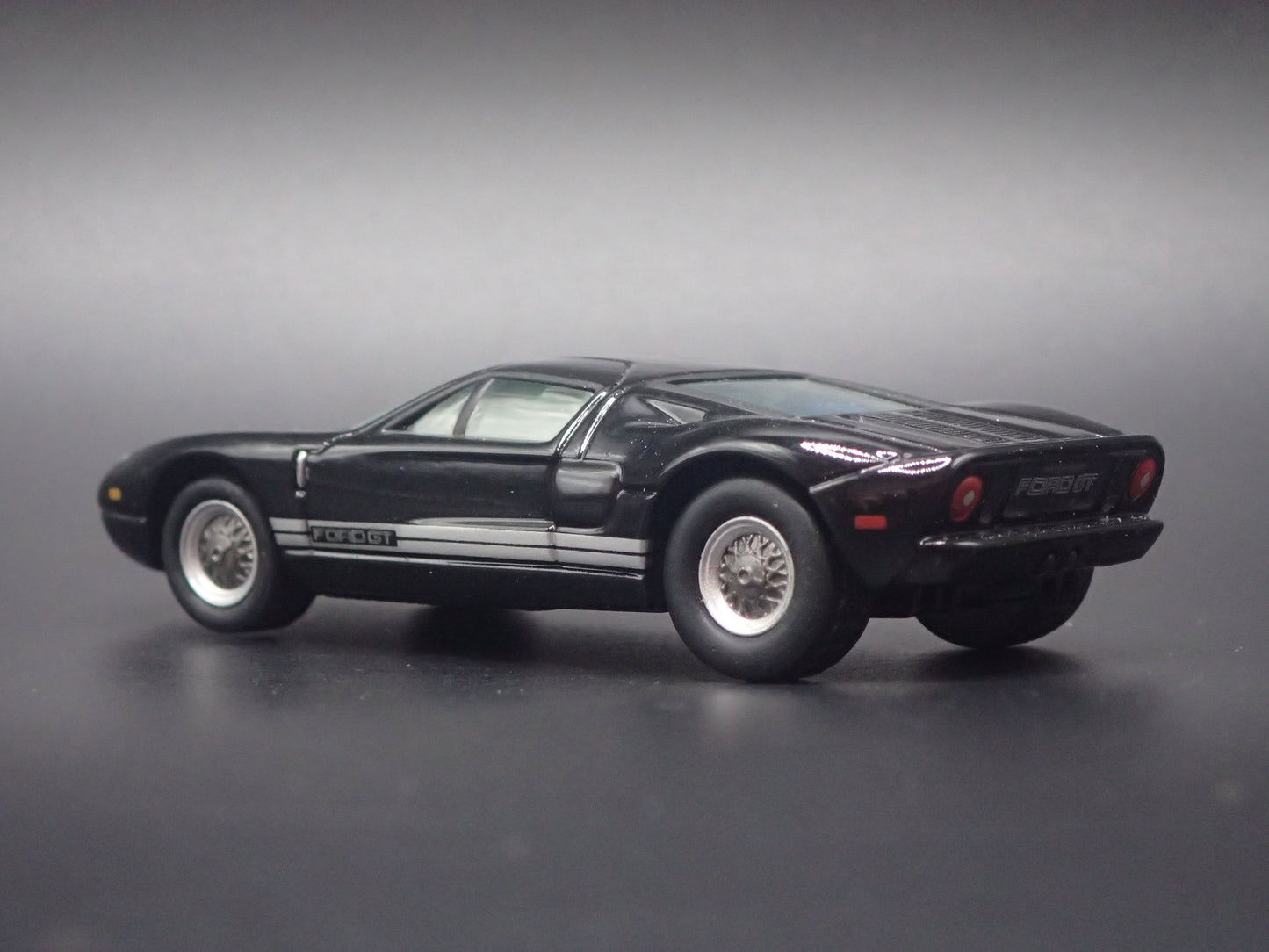 2005 2006 FORD GT BLACK 1:64 SCALE COLLECTIBLE DIORAMA DIECAST MODEL CAR