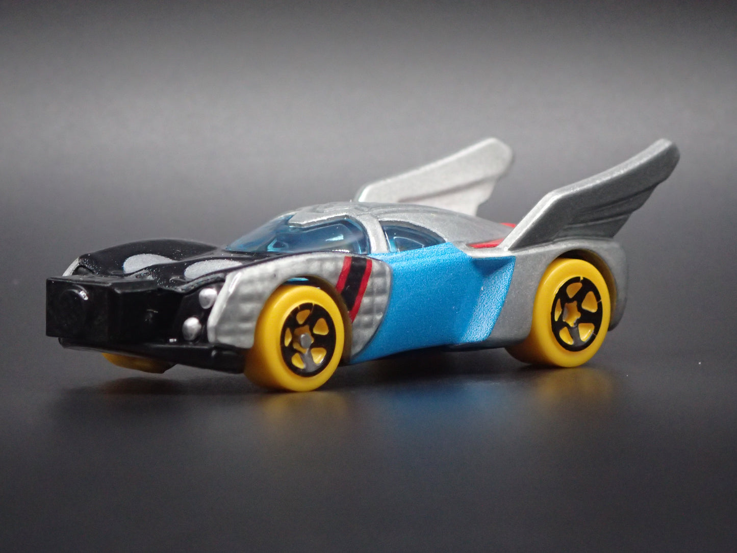 THOR MARVEL CHARACTER CARS 1/64 SCALE DIORAMA DIECAST MODEL CAR
