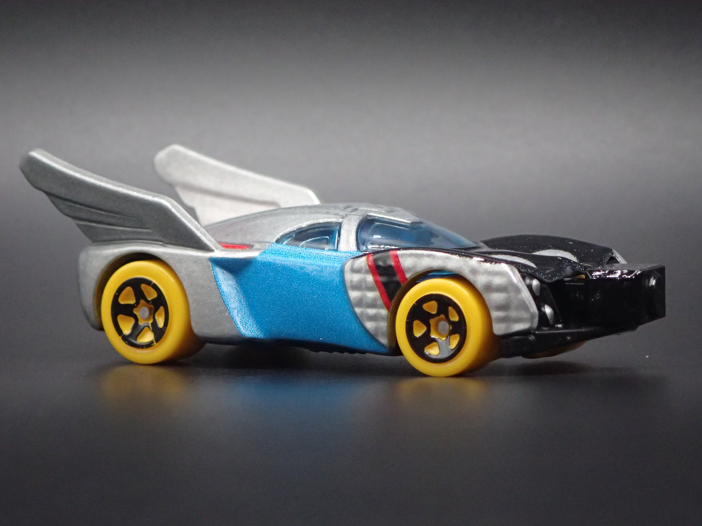 THOR MARVEL CHARACTER CARS 1/64 SCALE DIORAMA DIECAST MODEL CAR
