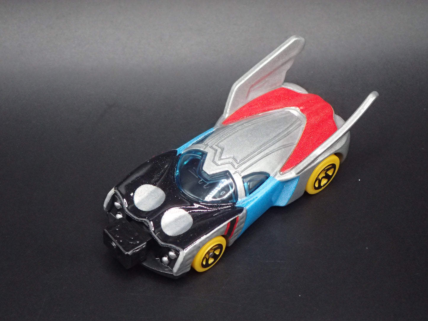THOR MARVEL CHARACTER CARS 1/64 SCALE DIORAMA DIECAST MODEL CAR