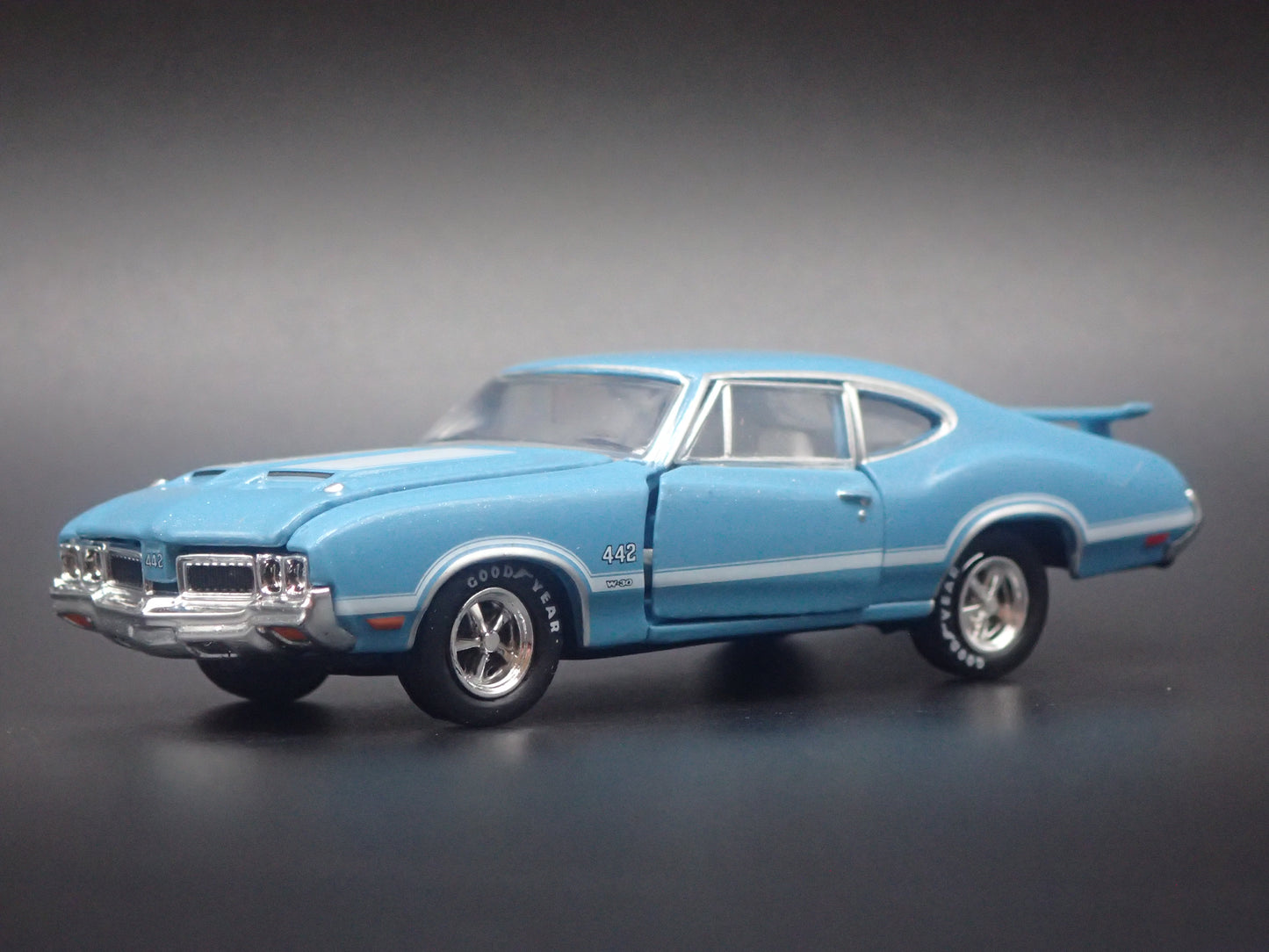 1970 70 OLDS OLDSMOBILE CUTLASS 442 W30 1:64 SCALE DIORAMA DIECAST MODEL CAR