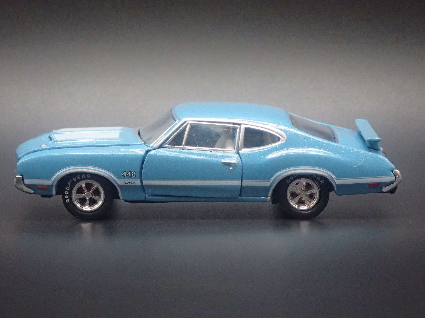1970 70 OLDS OLDSMOBILE CUTLASS 442 W30 1:64 SCALE DIORAMA DIECAST MODEL CAR