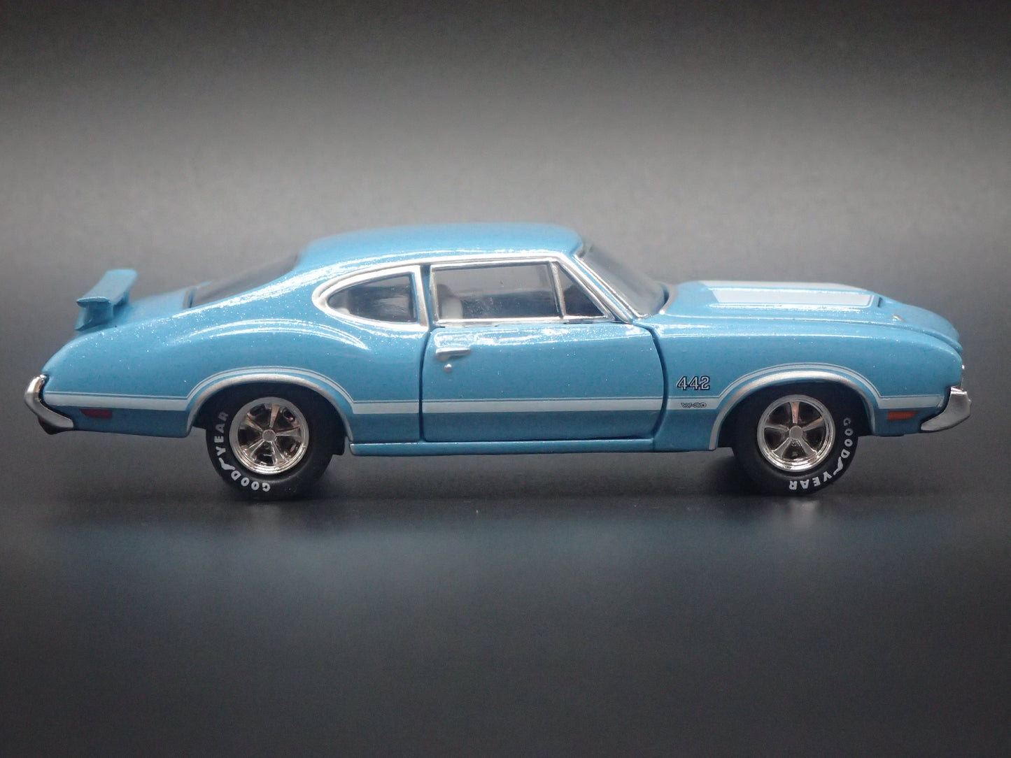 1970 70 OLDS OLDSMOBILE CUTLASS 442 W30 1:64 SCALE DIORAMA DIECAST MODEL CAR