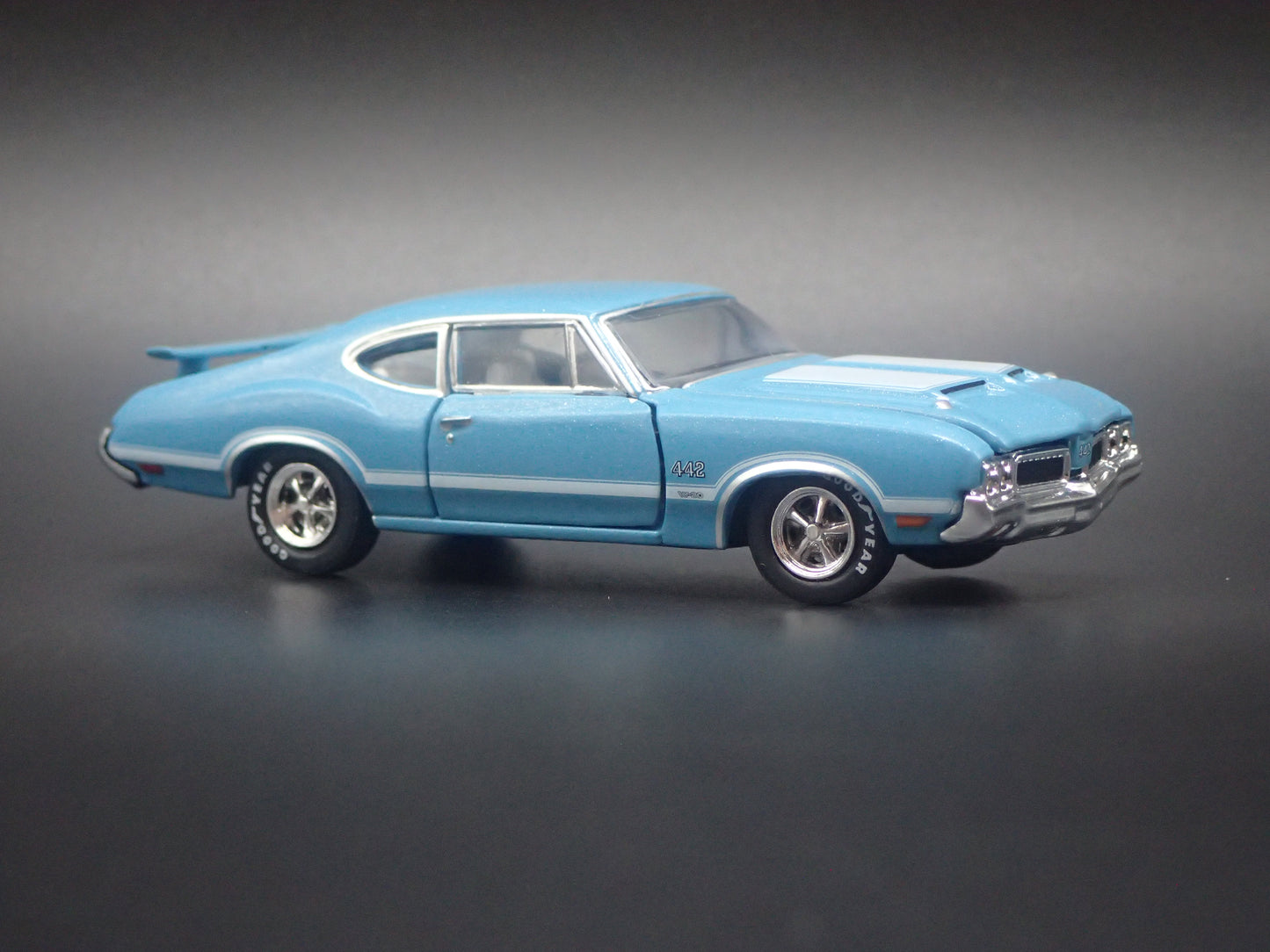 1970 70 OLDS OLDSMOBILE CUTLASS 442 W30 1:64 SCALE DIORAMA DIECAST MODEL CAR