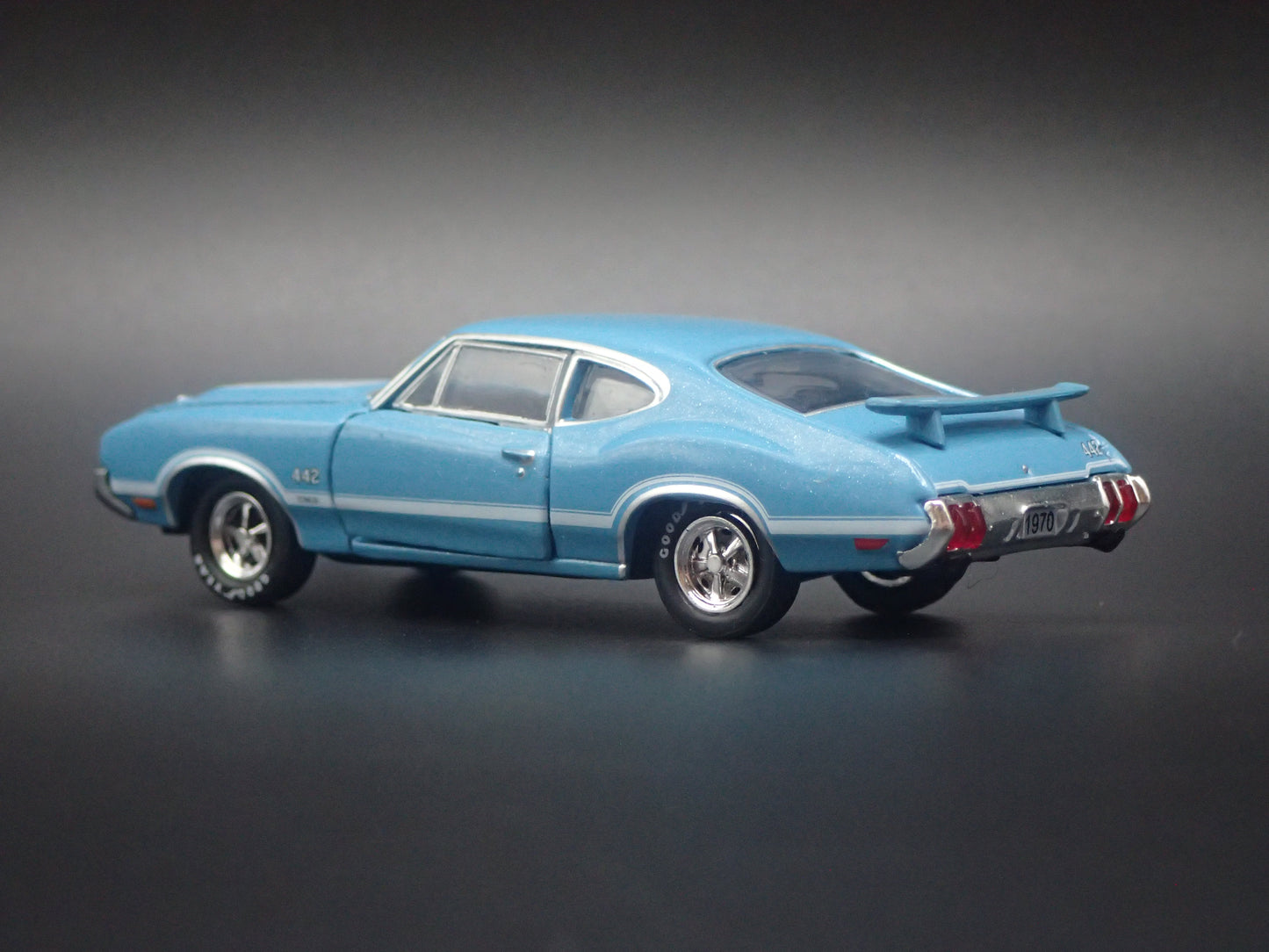 1970 70 OLDS OLDSMOBILE CUTLASS 442 W30 1:64 SCALE DIORAMA DIECAST MODEL CAR