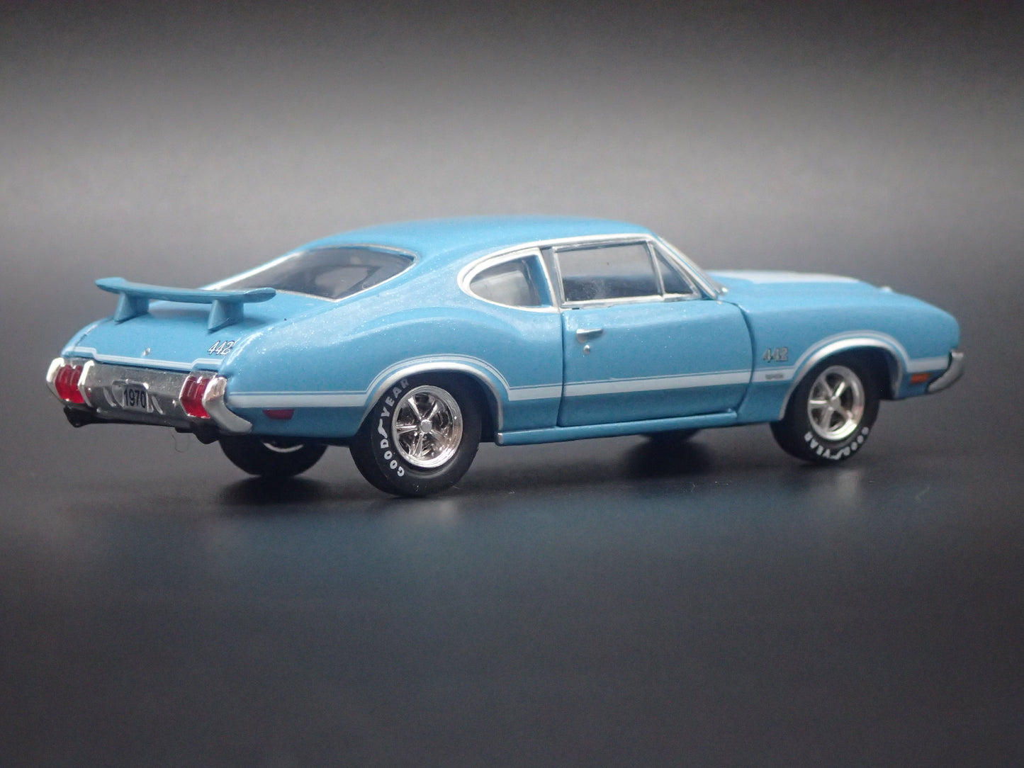 1970 70 OLDS OLDSMOBILE CUTLASS 442 W30 1:64 SCALE DIORAMA DIECAST MODEL CAR