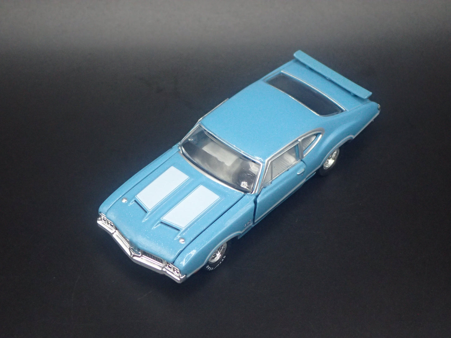 1970 70 OLDS OLDSMOBILE CUTLASS 442 W30 1:64 SCALE DIORAMA DIECAST MODEL CAR