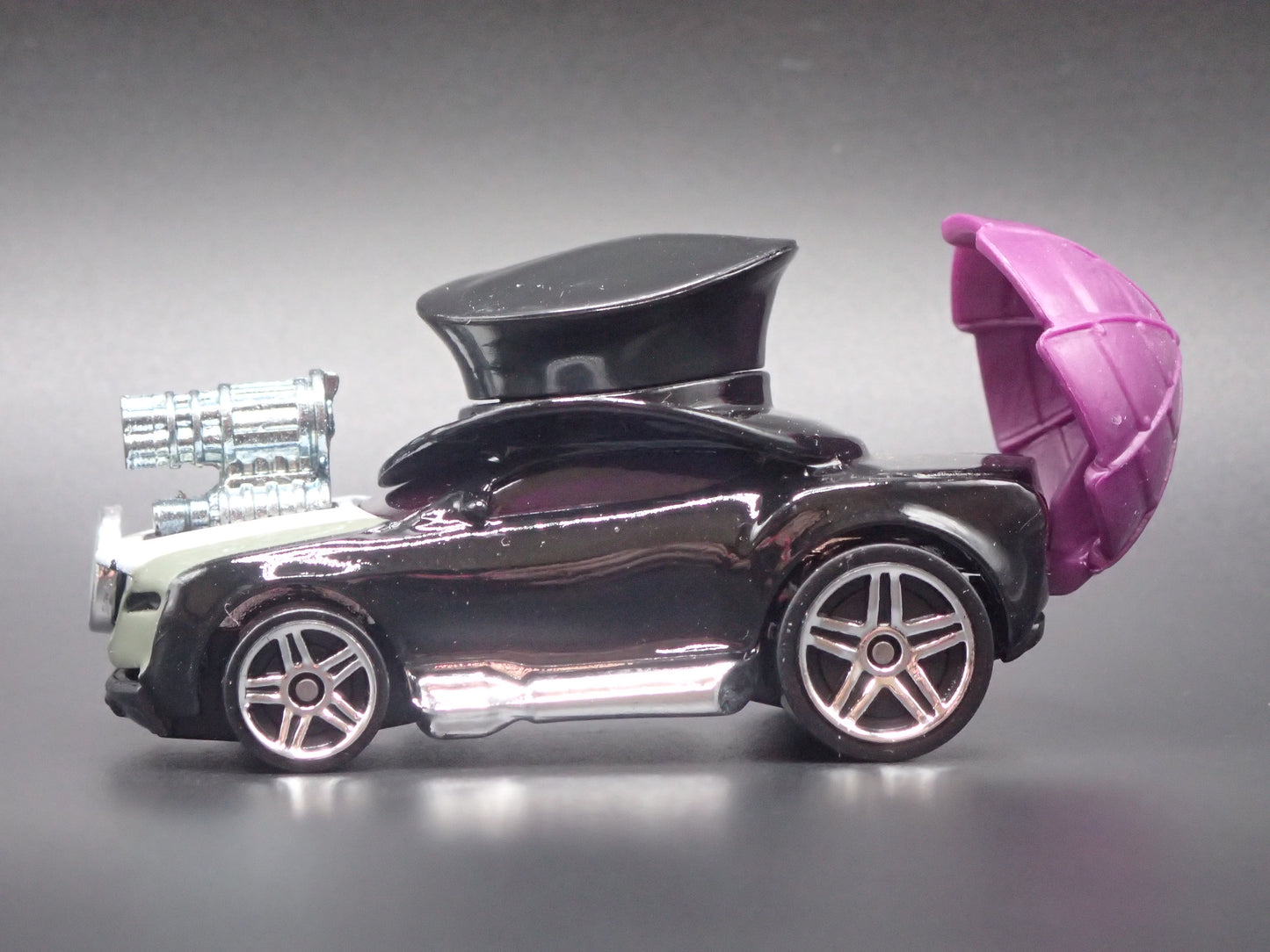 THE PENGUIN DC COMICS CHARACTER CARS 1:64 SCALE DIORAMA DIECAST MODEL CAR