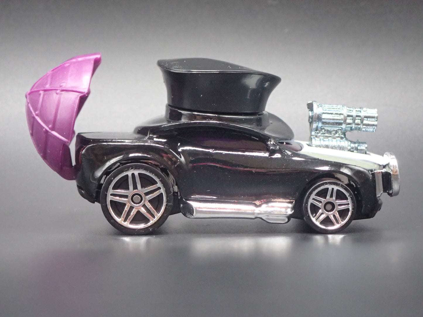 THE PENGUIN DC COMICS CHARACTER CARS 1:64 SCALE DIORAMA DIECAST MODEL CAR