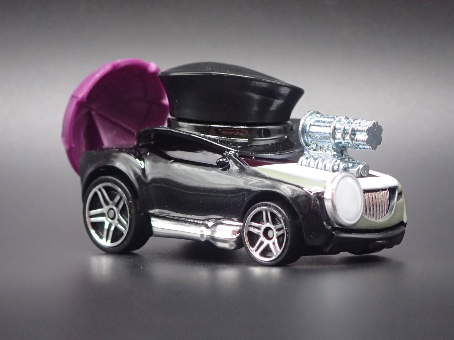 THE PENGUIN DC COMICS CHARACTER CARS 1:64 SCALE DIORAMA DIECAST MODEL CAR
