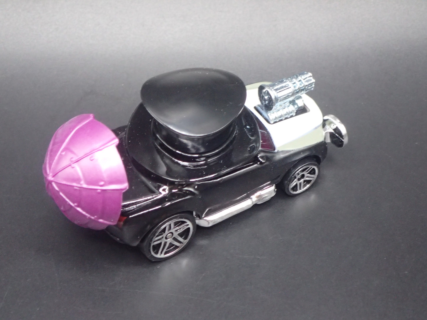 THE PENGUIN DC COMICS CHARACTER CARS 1:64 SCALE DIORAMA DIECAST MODEL CAR