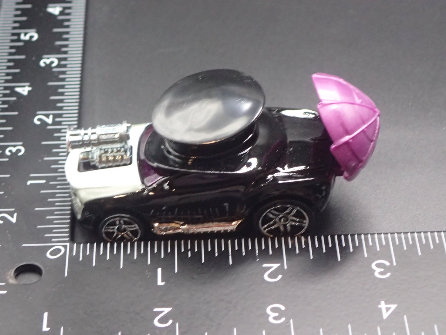 THE PENGUIN DC COMICS CHARACTER CARS 1:64 SCALE DIORAMA DIECAST MODEL CAR