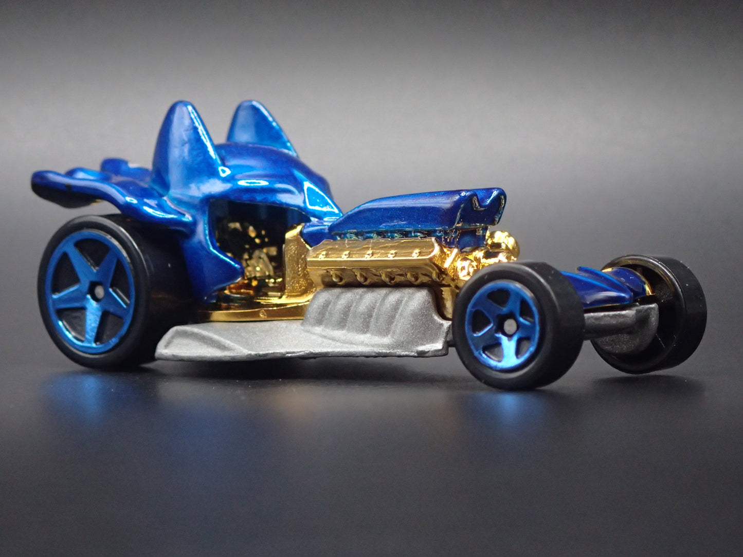 BATMAN DC COMICS CHARACTER CARS 1:64 SCALE DIORAMA DIECAST MODEL CAR