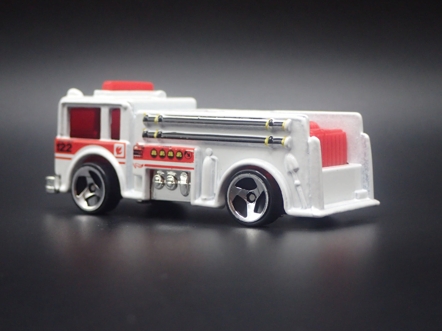 FIRE ENGINE TRUCK WHITE 1:64 HW SCALE COLLECTIBLE DIORAMA DIECAST MODEL CAR