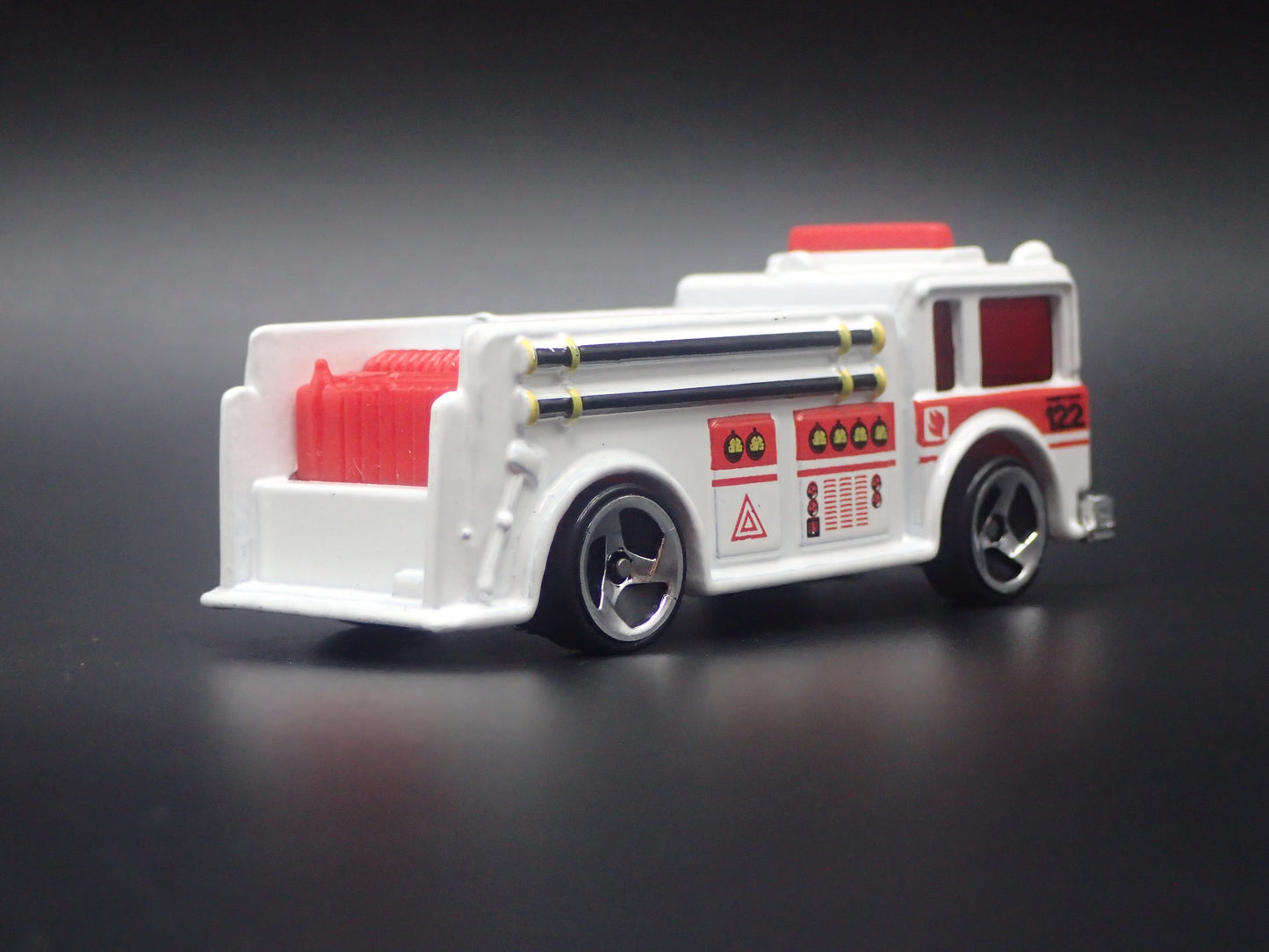 FIRE ENGINE TRUCK WHITE 1:64 HW SCALE COLLECTIBLE DIORAMA DIECAST MODEL CAR