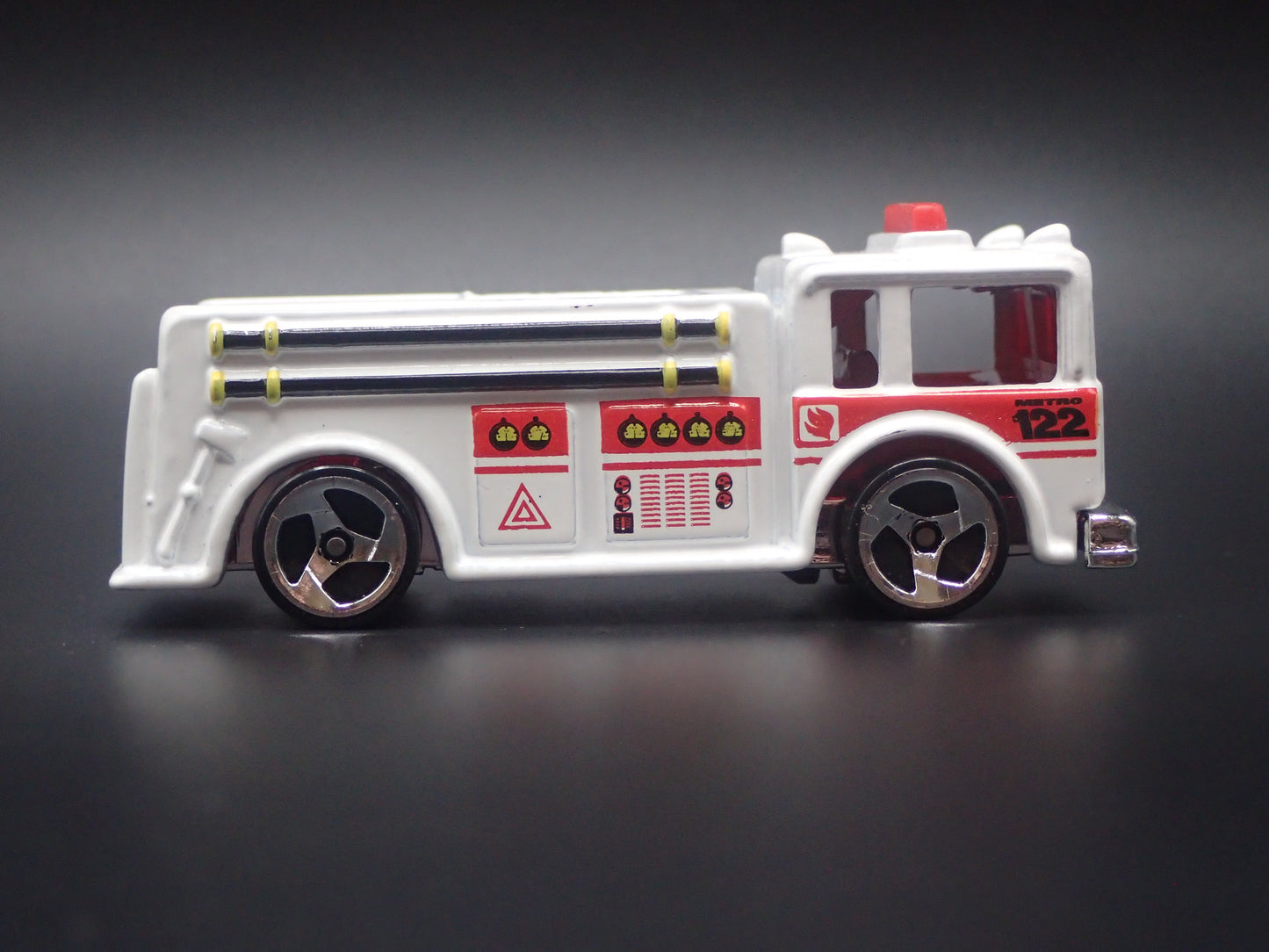 FIRE ENGINE TRUCK WHITE 1:64 HW SCALE COLLECTIBLE DIORAMA DIECAST MODEL CAR