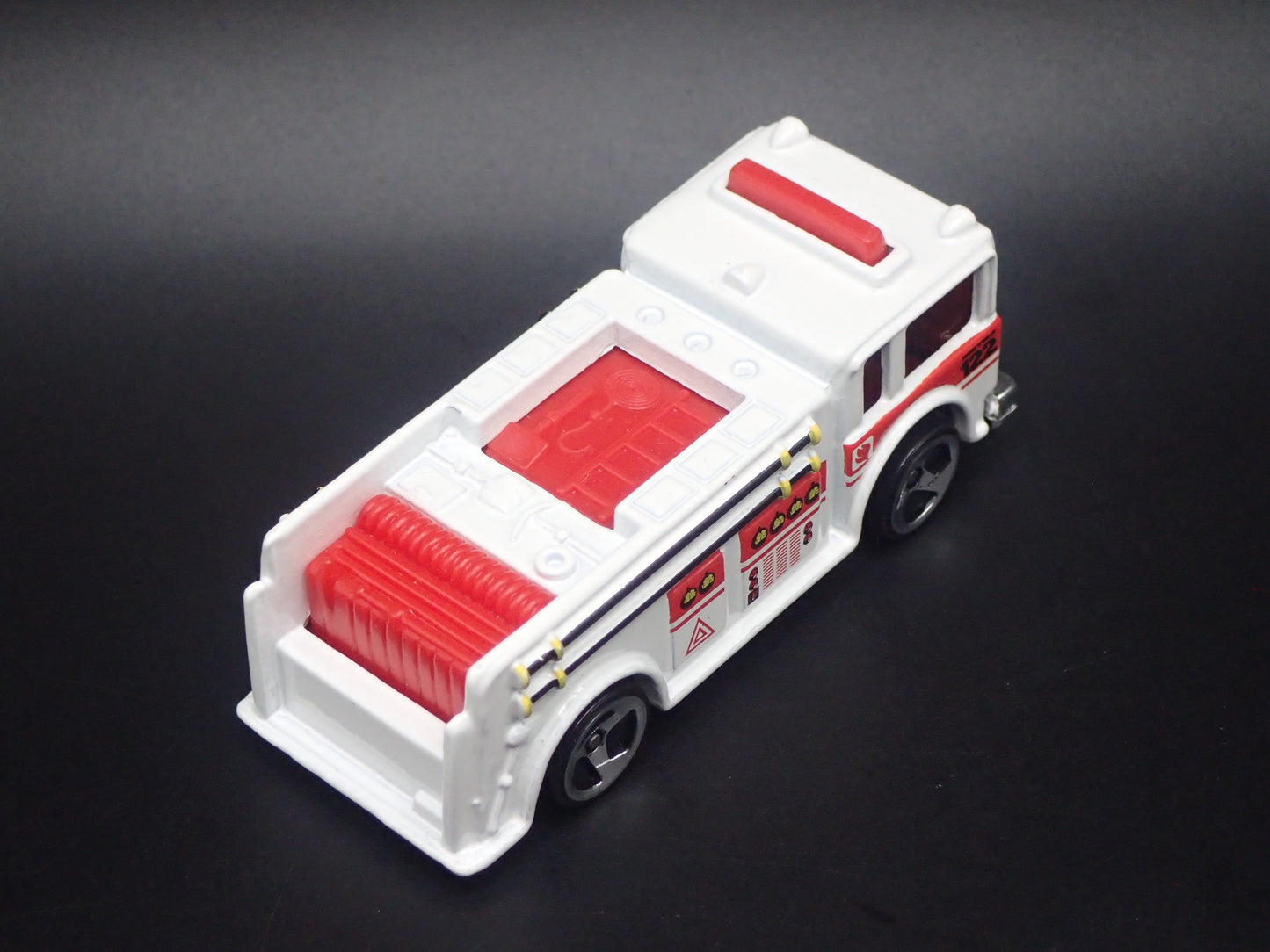 FIRE ENGINE TRUCK WHITE 1:64 HW SCALE COLLECTIBLE DIORAMA DIECAST MODEL CAR