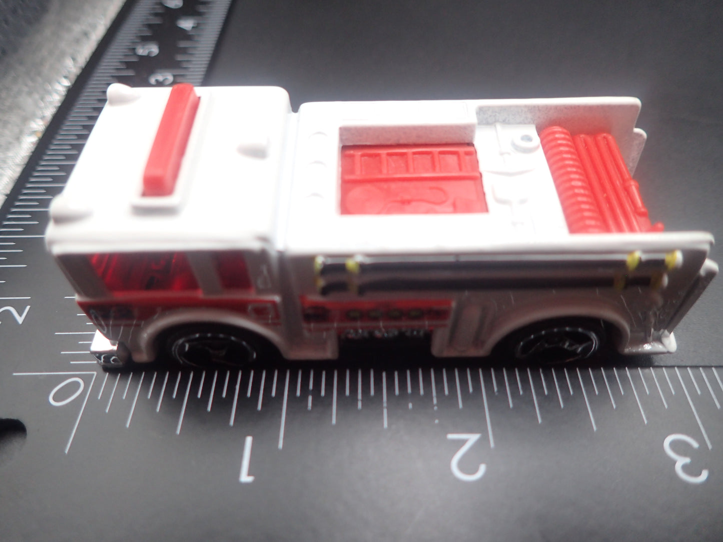 FIRE ENGINE TRUCK WHITE 1:64 HW SCALE COLLECTIBLE DIORAMA DIECAST MODEL CAR