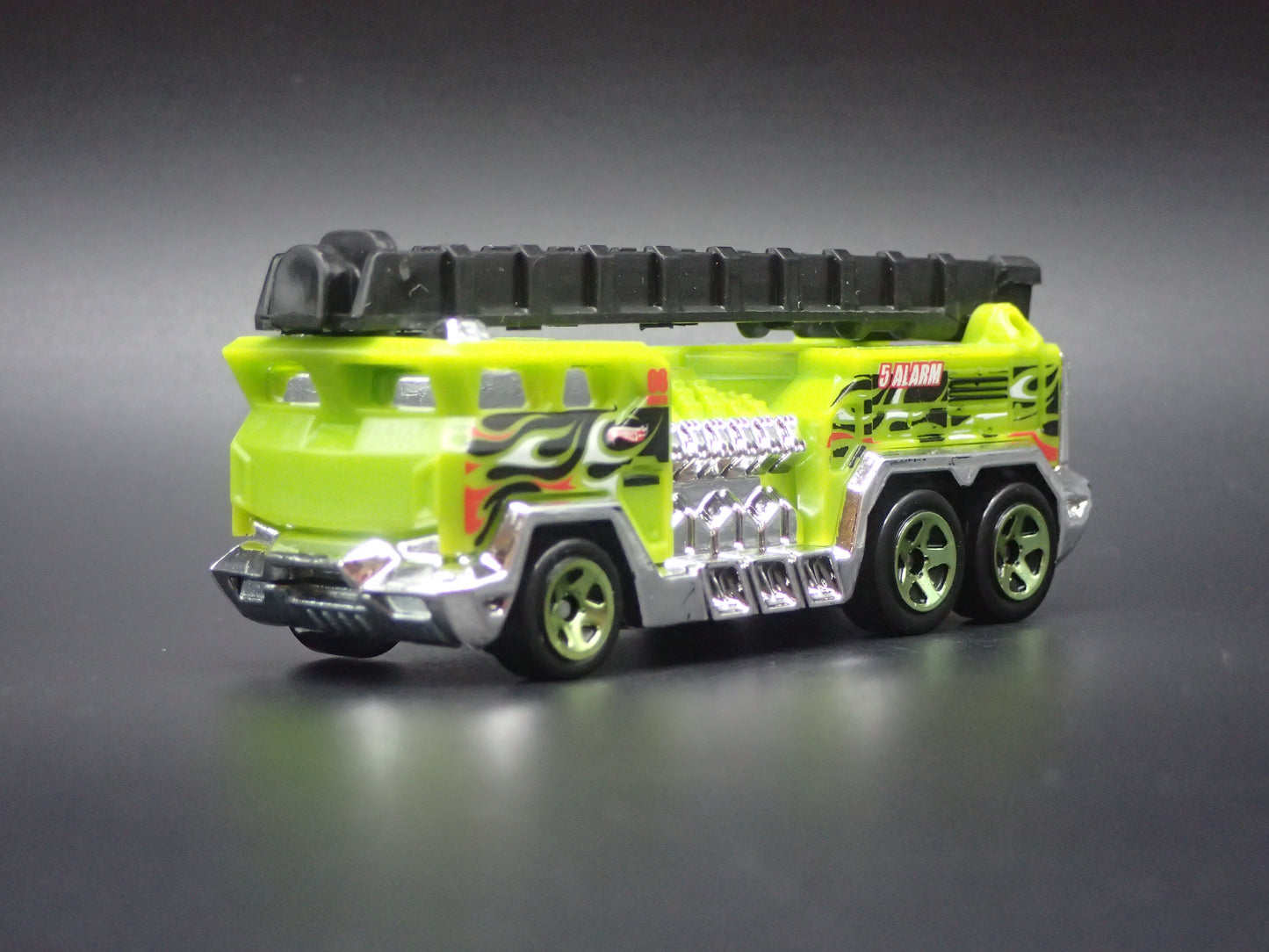 FIRE ENGINE TRUCK GREEN 1:64 HW SCALE COLLECTIBLE DIORAMA DIECAST MODEL CAR