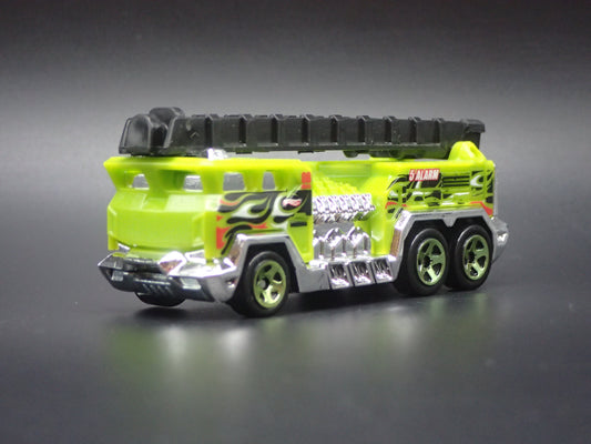 FIRE ENGINE TRUCK GREEN 1:64 HW SCALE COLLECTIBLE DIORAMA DIECAST MODEL CAR